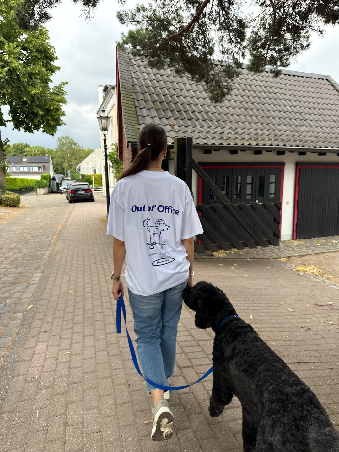 UNISEX T-SHIRT FÜR HUNDEMENSCHEN "OUT OF OFFICE" - WOOF DELI