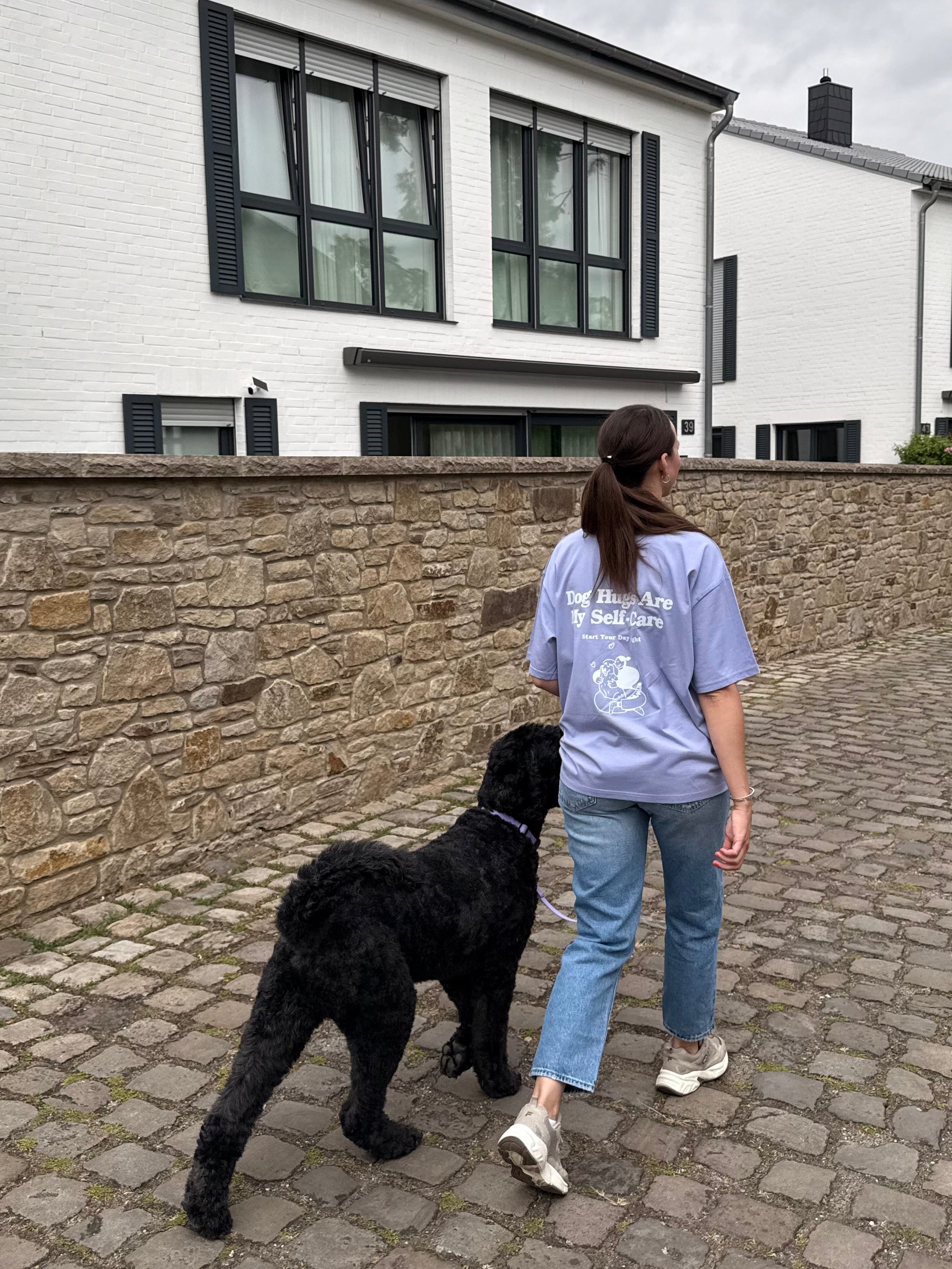 UNISEX T-SHIRT FÜR HUNDEMENSCHEN "DOG HUGS" - WOOF DELI
