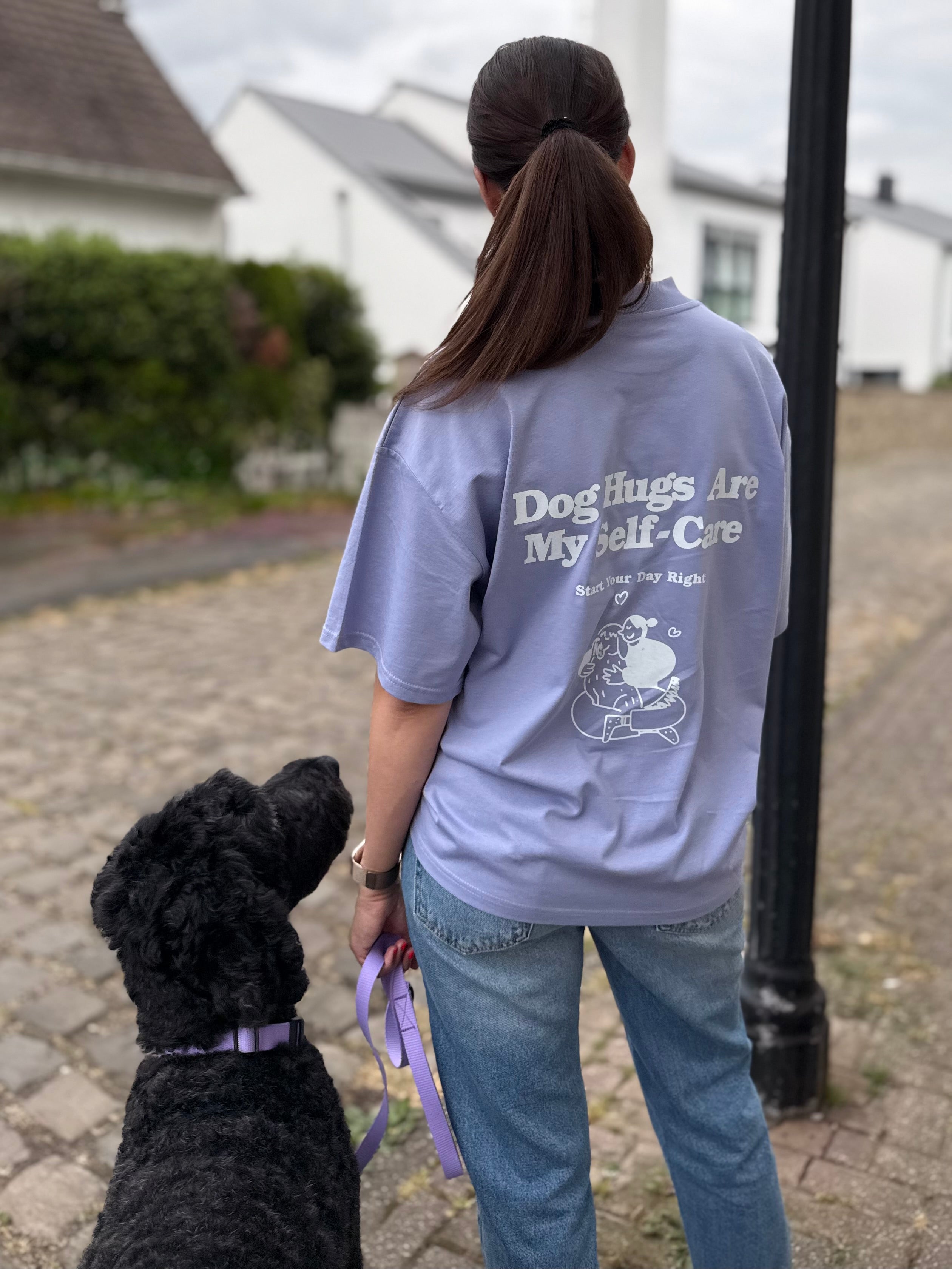 UNISEX T-SHIRT FÜR HUNDEMENSCHEN "DOG HUGS" - WOOF DELI